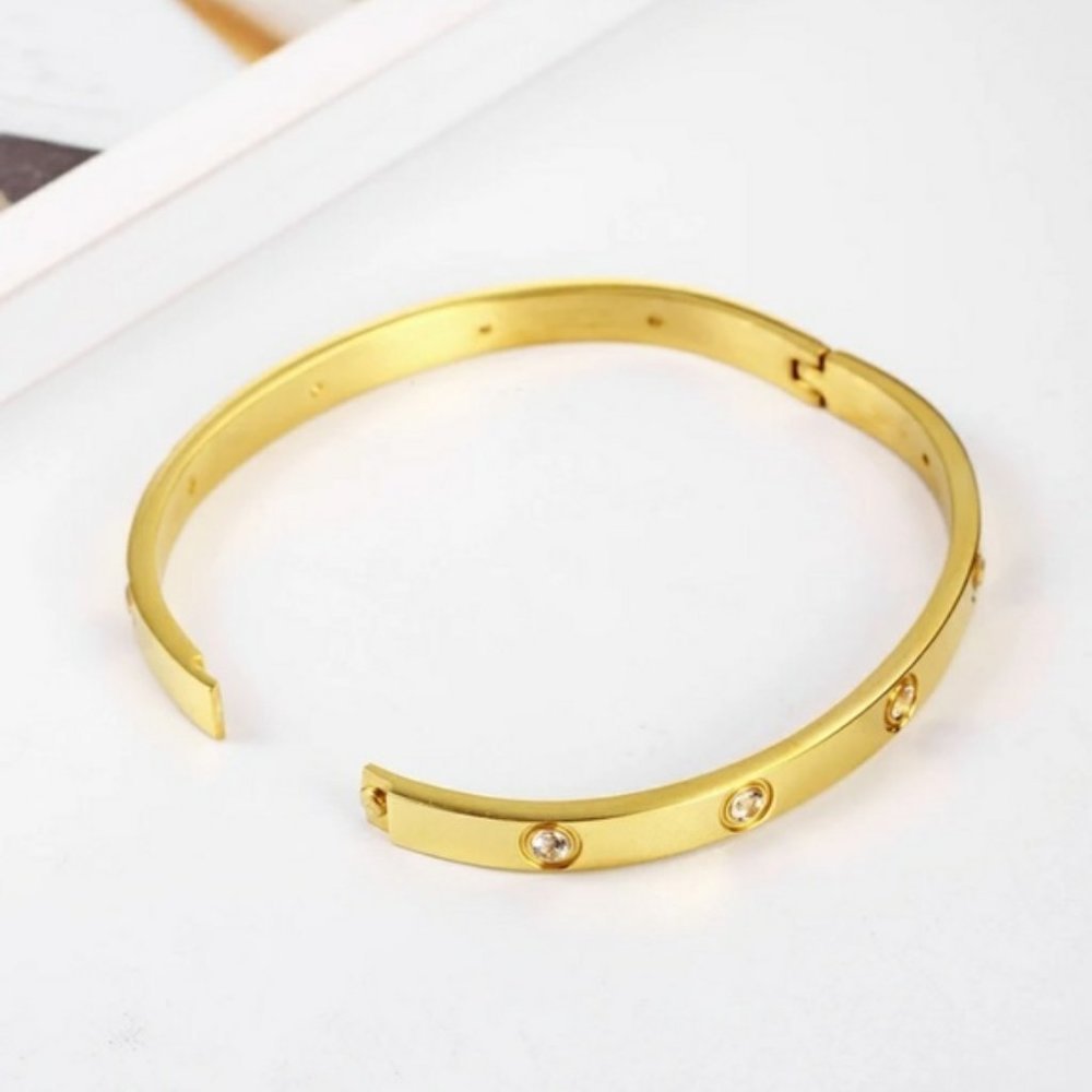 *NEW Yellow Gold Round Diamond Bangle Bracelet - Picture 3 of 5